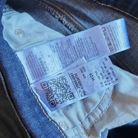 Levi Shorts - Picture 6 of 6